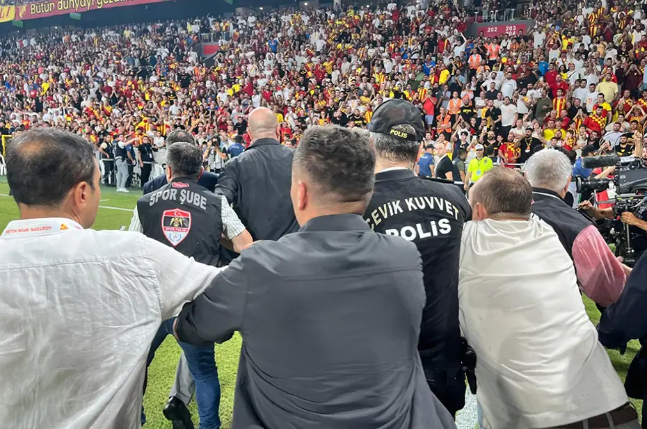 Fenerbahçe'den Ali Koç'a yapılan saldırı için sert sözler - 3 Fenerbahçe'den Ali Koç'a yapılan saldırı için sert sözler - 3