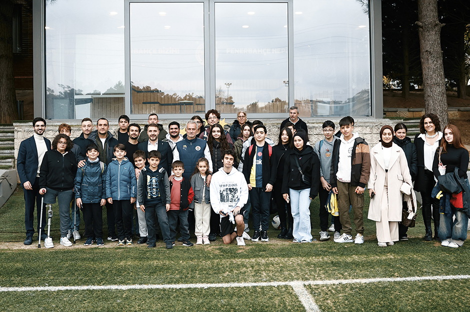 Fenerbahçe'de Jose Mourinho ve futbolcular eğitim bursu alan çocuklar ile bir araya geldi