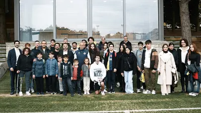 Fenerbahçe'de Jose Mourinho ve futbolcular eğitim bursu alan çocuklar ile bir araya geldi