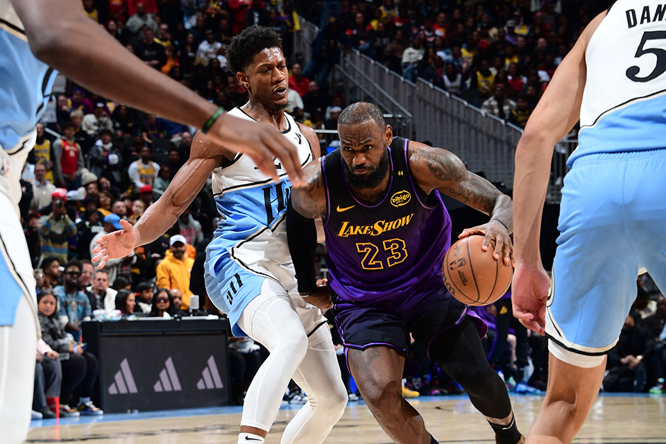 LeBron James "triple-double" yaptı, Lakers uzatmada yıkıldı