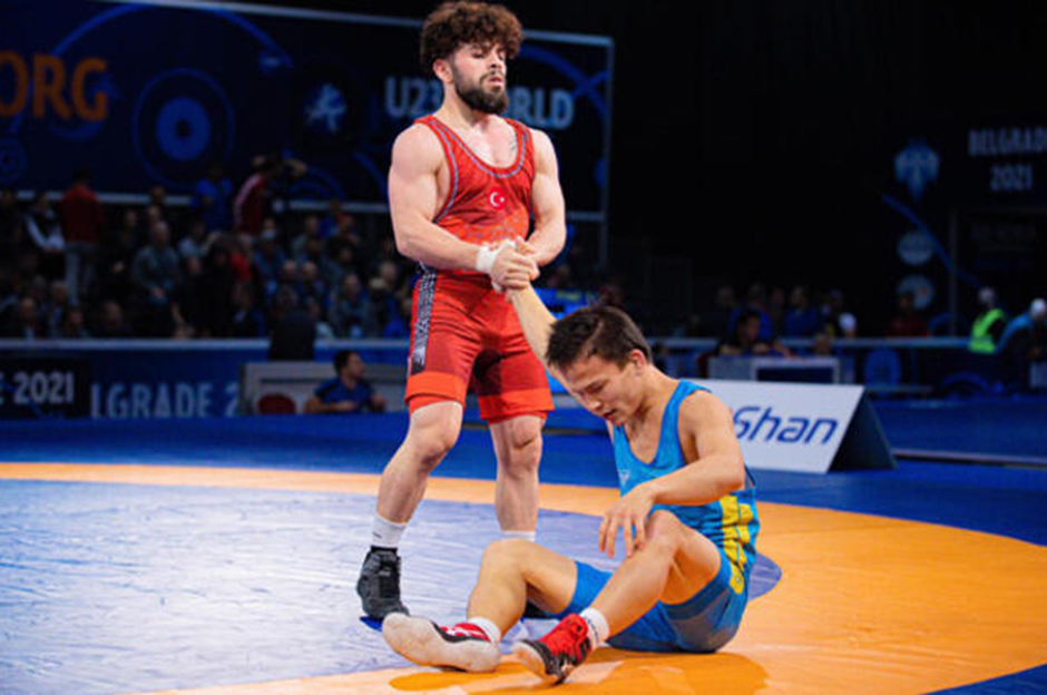 Üç milli güreşçi Avrupa Şampiyonası'nda finalde