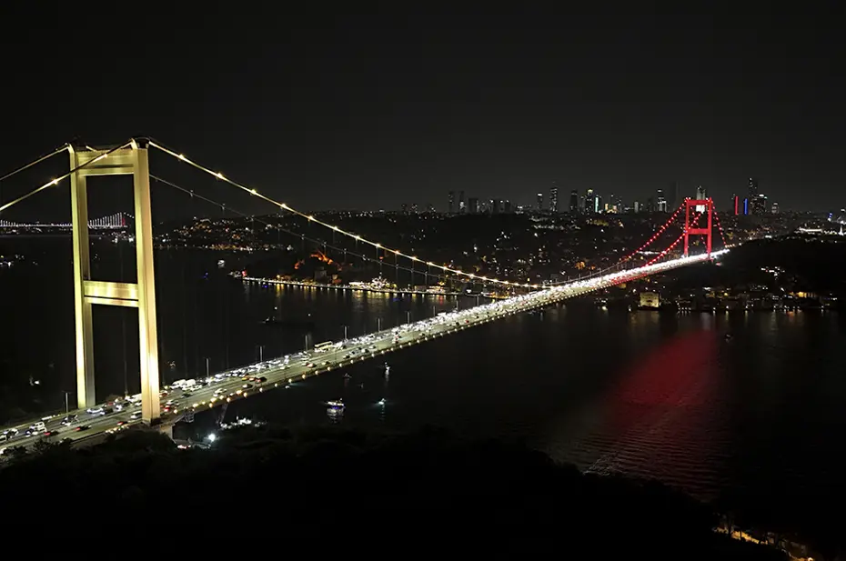 Fatih Sultan Mehmet Köprüsü "sarı-kırımızı" oldu - 3