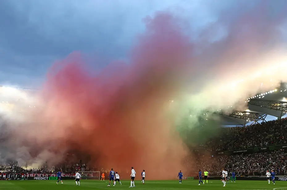 Geceye damga vuran tribün şovu: Ortalık yangın yerine döndü - 10