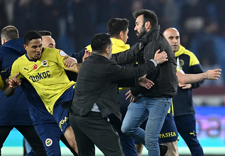 Dış basında Trabzonspor-Fenerbahçe maçındaki olayların yansımaları: "Kung fu, karate" - 3 Dış basında Trabzonspor-Fenerbahçe maçındaki olayların yansımaları: "Kung fu, karate" - 3