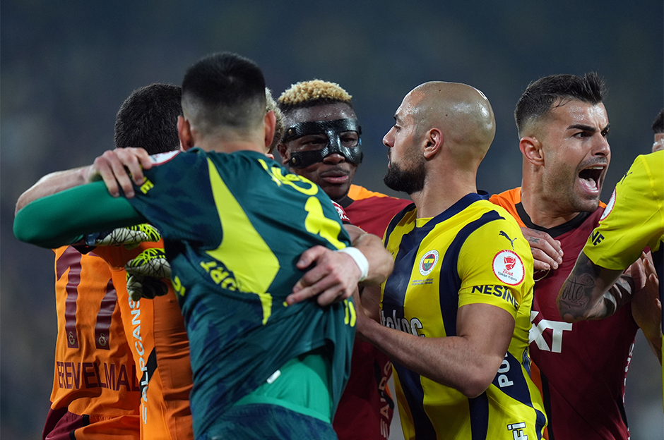 "Derbideki kavgalara ağır fatura" | Sporun manşetleri