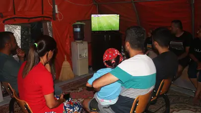 Hatay'da futbolseverler, takımlarının maçını çadır kentteki televizyondan izledi