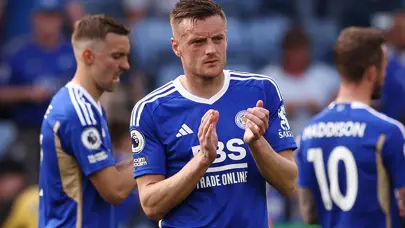 Jamie Vardy golü kaçırınca kendini yumrukladı