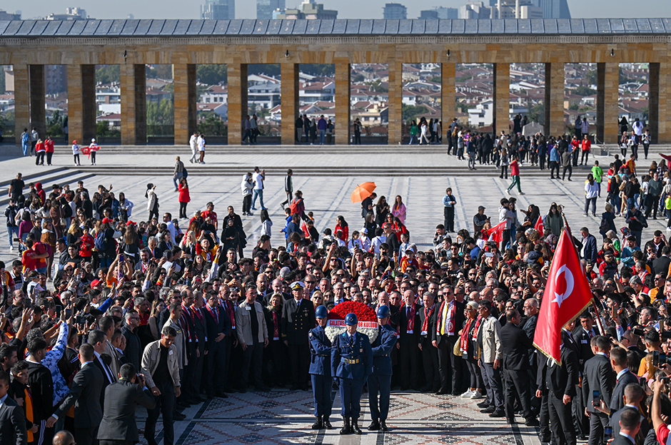 Galatasaray Başkanı Özbek, sporcularının Cumhuriyet Bayramı'nı kutladı