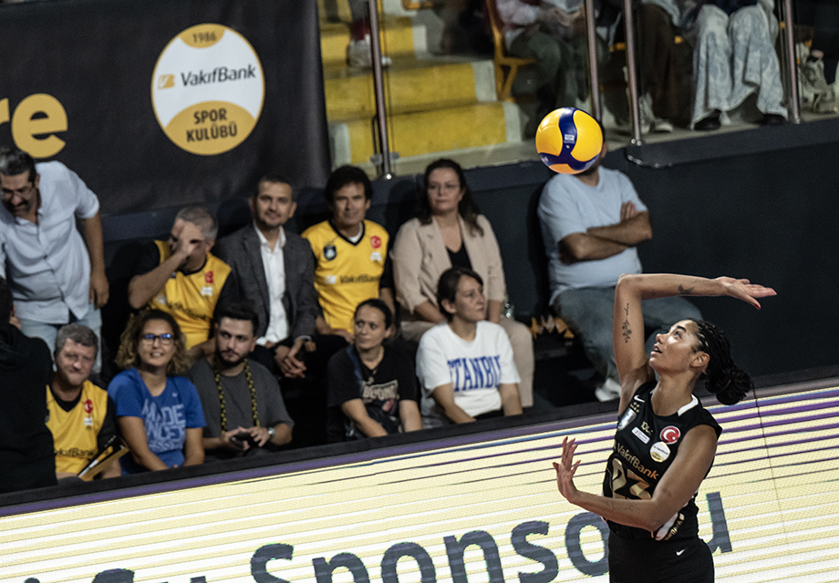 Voleybol derbisinde kazanan VakıfBank oldu
