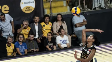 Voleybol derbisinde kazanan VakıfBank oldu