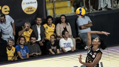 Voleybol derbisinde kazanan VakıfBank oldu