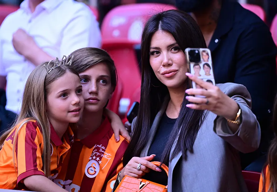 Görkemli kutlama: Şampiyon Galatasaray kupalarına kavuştu - 25 Görkemli kutlama: Şampiyon Galatasaray kupalarına kavuştu - 25