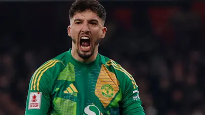 Maçın oyuncusu seçilen Altay Bayındır: "Bu büyük kulüp için herkesi mutlu etmek istiyorum"