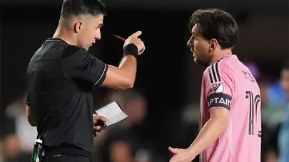 Maç sonu gergin anlar: Lionel Messi hakemle atıştı