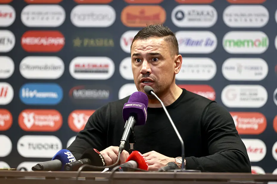 Emre Belözoğlu'nun yeri gittiği gibi doluyor: Antalyaspor'a gelmeye sıcak - 3 Emre Belözoğlu'nun yeri gittiği gibi doluyor: Antalyaspor'a gelmeye sıcak - 3