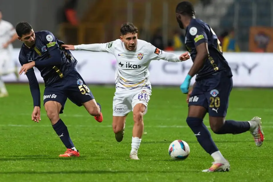 Aaron Boupendza Süper Lig'e mi dönüyor? Eski hocasından transfer itirafı - 4 Aaron Boupendza Süper Lig'e mi dönüyor? Eski hocasından transfer itirafı - 4