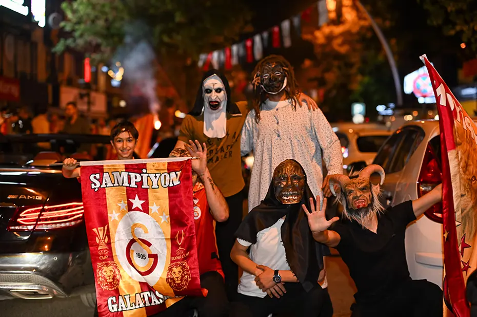 Galatasaraylı taraftarların şampiyonluk ve 5. yıldız kutlamalarından unutulmaz fotoğraflar - 48 Galatasaraylı taraftarların şampiyonluk ve 5. yıldız kutlamalarından unutulmaz fotoğraflar - 48