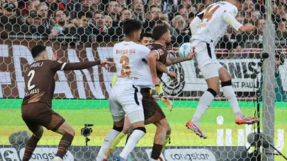 Leverkusen'e Patrik Schick'in golü yetmedi