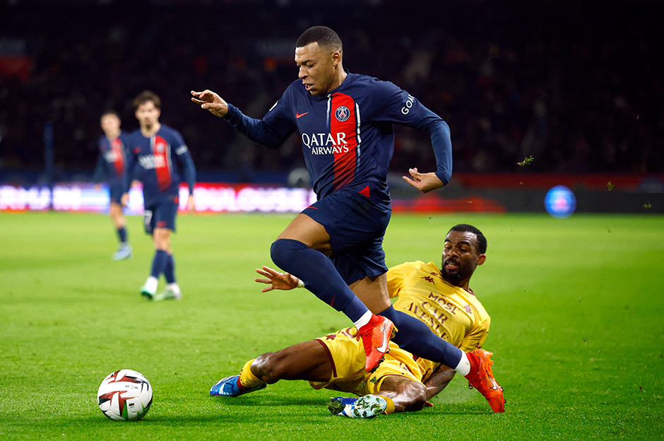 Lider PSG evinde 3 golle kazandı