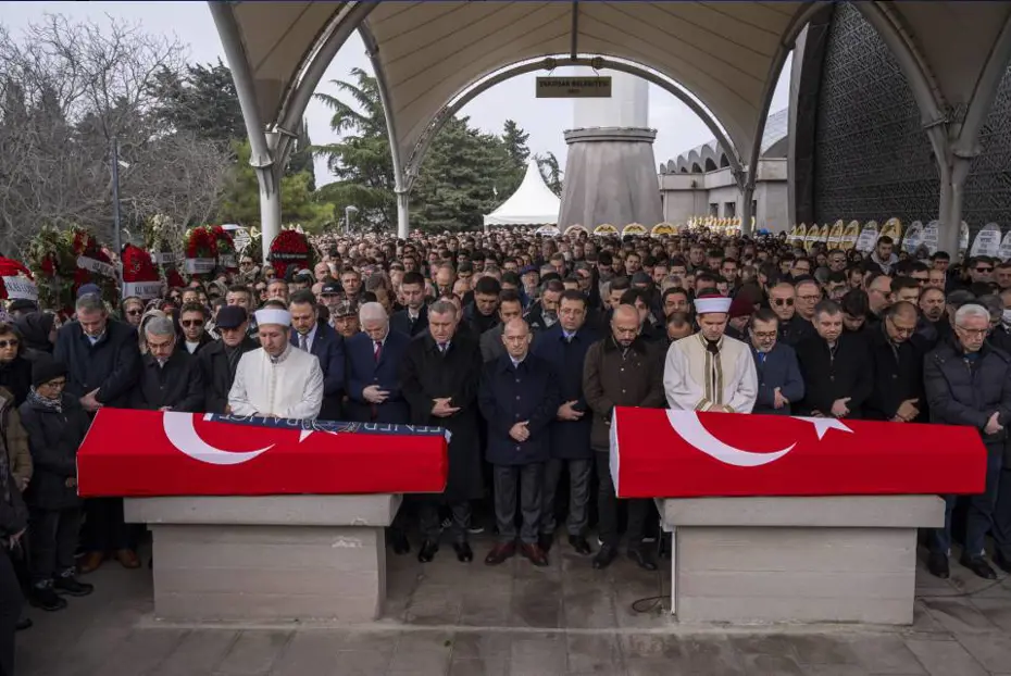 Kartalkaya’daki felakette hayatını kaybeden Fenerbahçeli yüzücü Vedia Nil Apak ve annesi Ferda Apak, toprağa verildi - 5