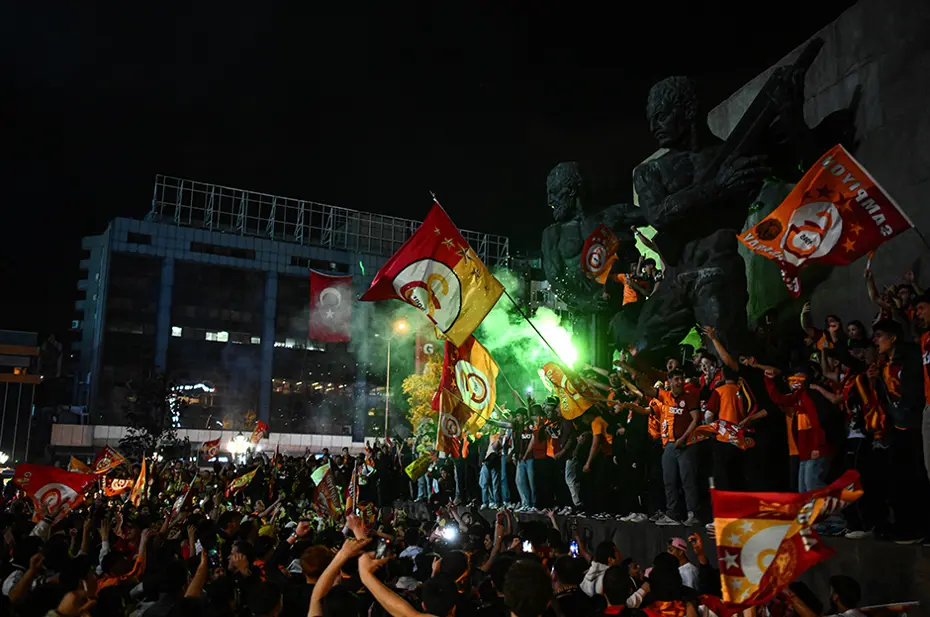 Galatasaraylı taraftarların şampiyonluk ve 5. yıldız kutlamalarından unutulmaz fotoğraflar - 37 Galatasaraylı taraftarların şampiyonluk ve 5. yıldız kutlamalarından unutulmaz fotoğraflar - 37