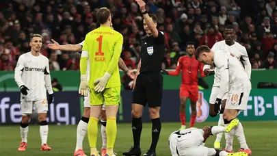 Manuel Neuer kariyerinde ilki yaşadı: Maç sonu özür diledi