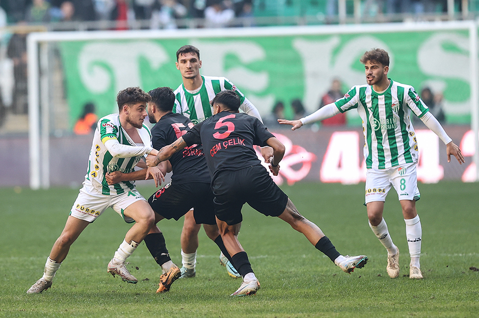 Bursaspor'da 2 oyuncu daha kadro dışı bırakıldı