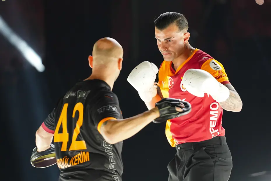 Şampiyon Galatasaray kupasına kavuştu: Dakika dakika şampiyonluk kutlaması - 44 Şampiyon Galatasaray kupasına kavuştu: Dakika dakika şampiyonluk kutlaması - 44