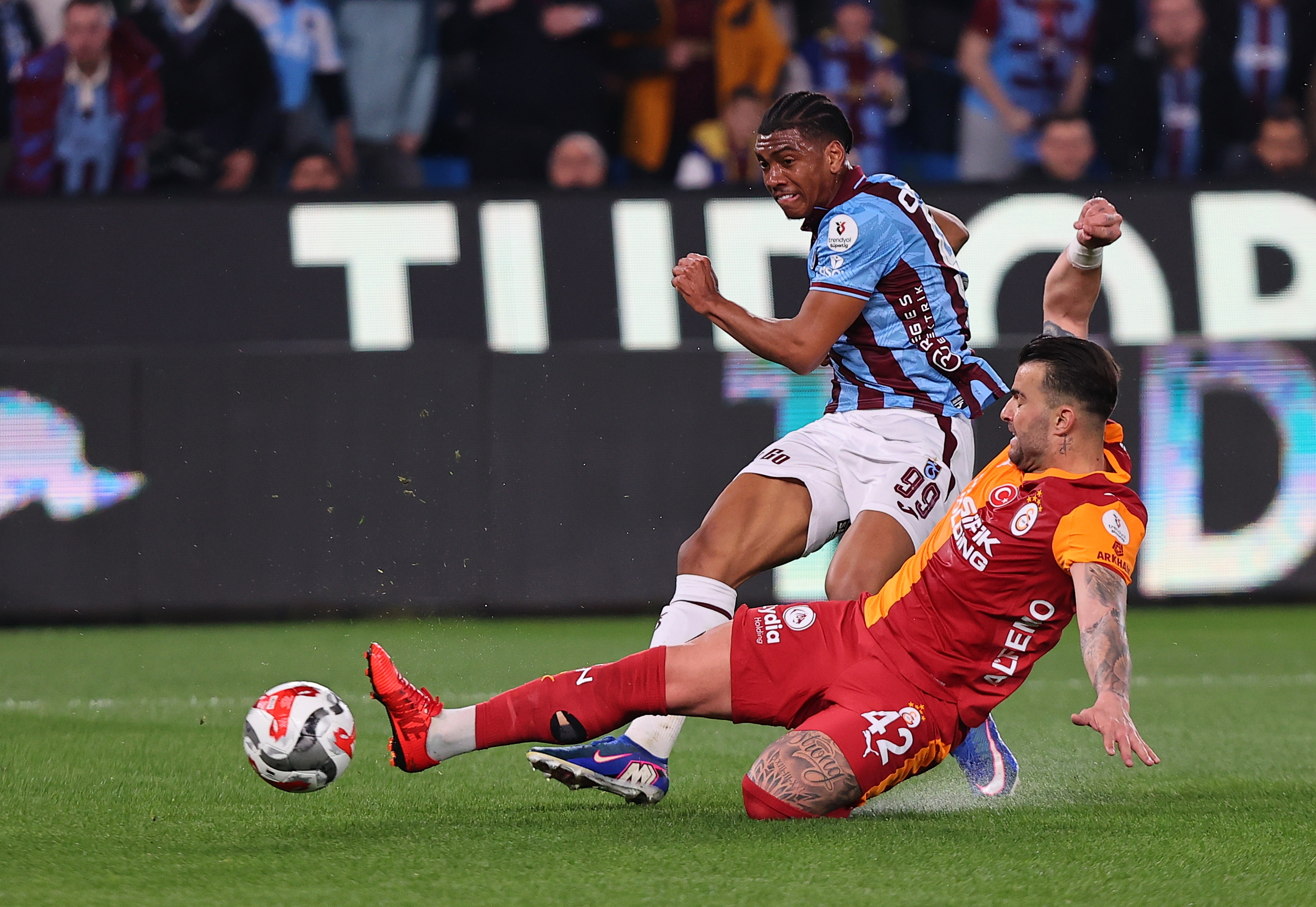 SON DAKİKA | Trabzonspor-Galatasaray maçı sonunda ortalık karıştı