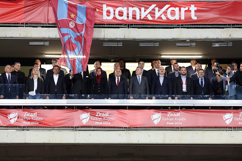 Beşiktaş - Trabzonspor maçı öncesi protokol tribününde bayrak krizi