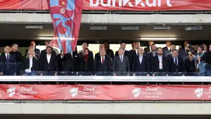 Beşiktaş - Trabzonspor maçı öncesi protokol tribününde bayrak krizi Beşiktaş - Trabzonspor maçı öncesi protokol tribününde bayrak krizi