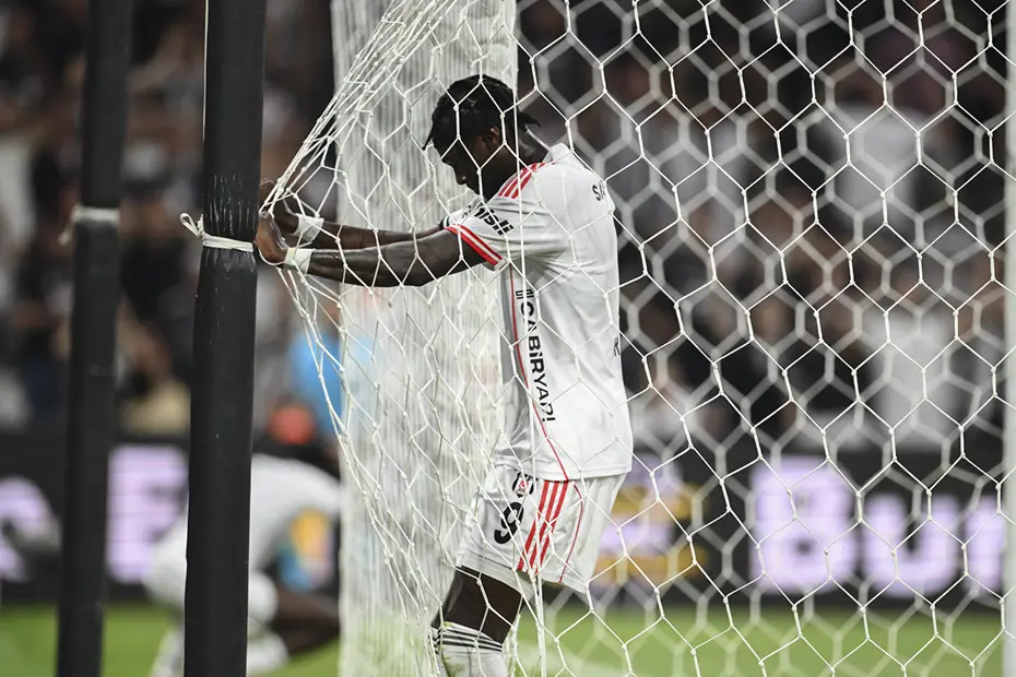 "Tam bir hezimet, gerçek bir skandal" | Spor yazarları, Beşiktaş için ne dedi? - 4 "Tam bir hezimet, gerçek bir skandal" | Spor yazarları, Beşiktaş için ne dedi? - 4