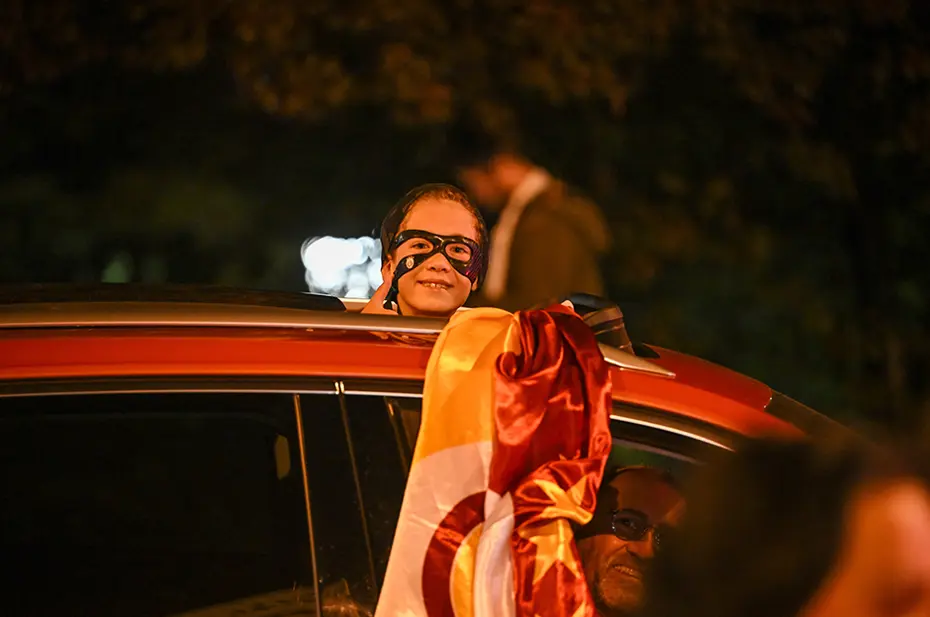 Galatasaraylı taraftarların şampiyonluk ve 5. yıldız kutlamalarından unutulmaz fotoğraflar - 21 Galatasaraylı taraftarların şampiyonluk ve 5. yıldız kutlamalarından unutulmaz fotoğraflar - 21