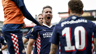 Son 4 haftaya 9 puan geride giren PSV, Hollanda'da şampiyon oldu