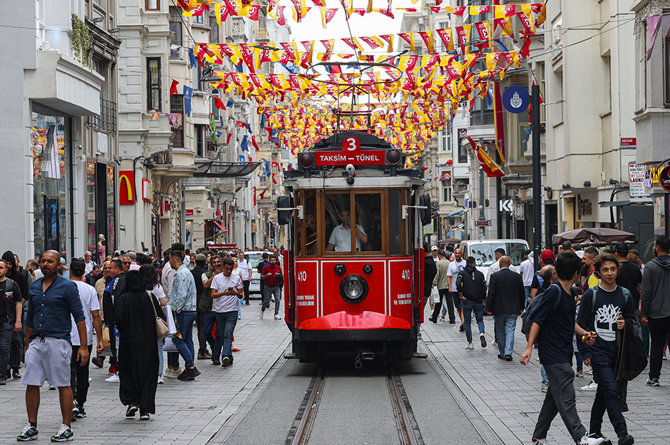 İstiklal Caddesi sarı kırmızıya büründü