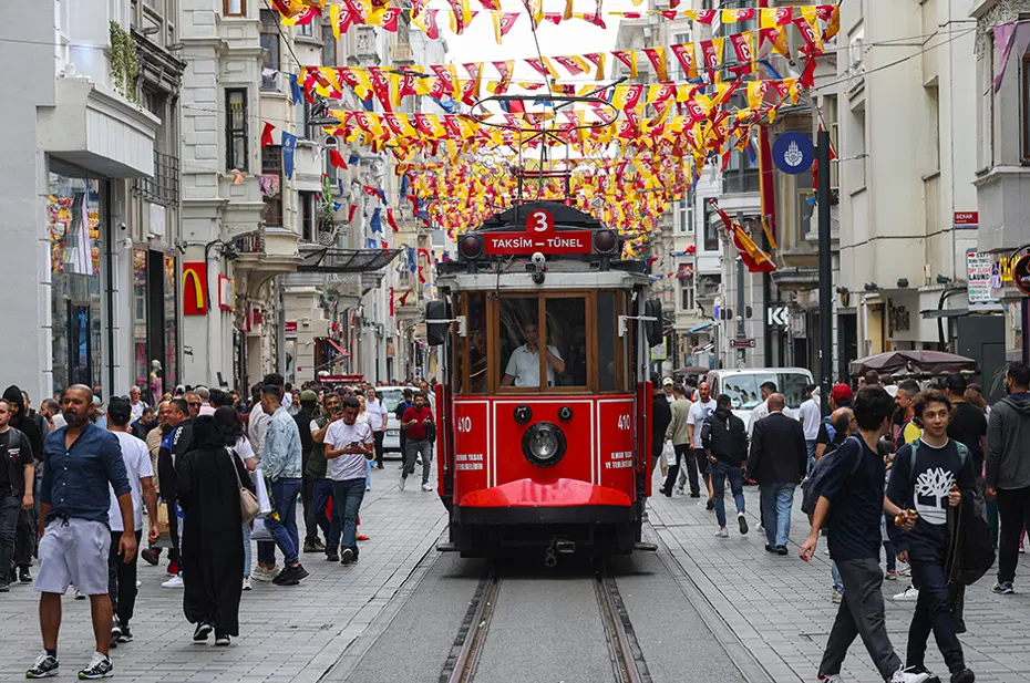 İstiklal Caddesi sarı kırmızıya büründü - 6