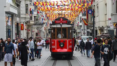 İstiklal Caddesi sarı kırmızıya büründü