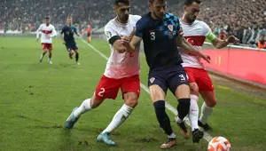 Hakan Çalhanoğlu maça devam edemedi Hakan Çalhanoğlu maça devam edemedi