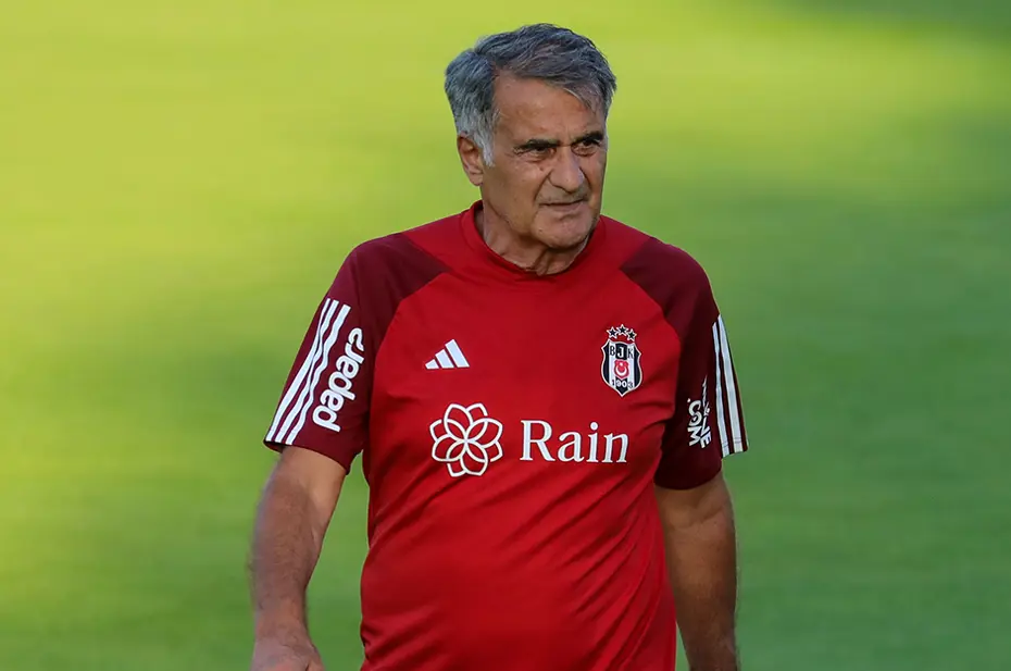 Burak Yılmaz'la konuştu ve antrenmanı yarıda bıraktı - 17 Burak Yılmaz'la konuştu ve antrenmanı yarıda bıraktı - 17