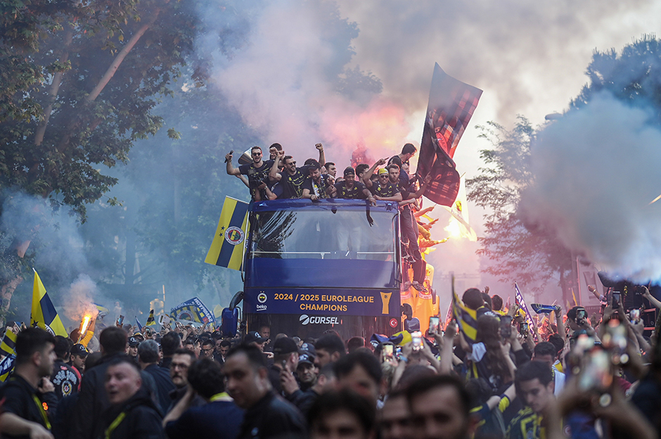 Fenerbahçe Beko, Euroleague şampiyonluğunu doyasıya kutladı