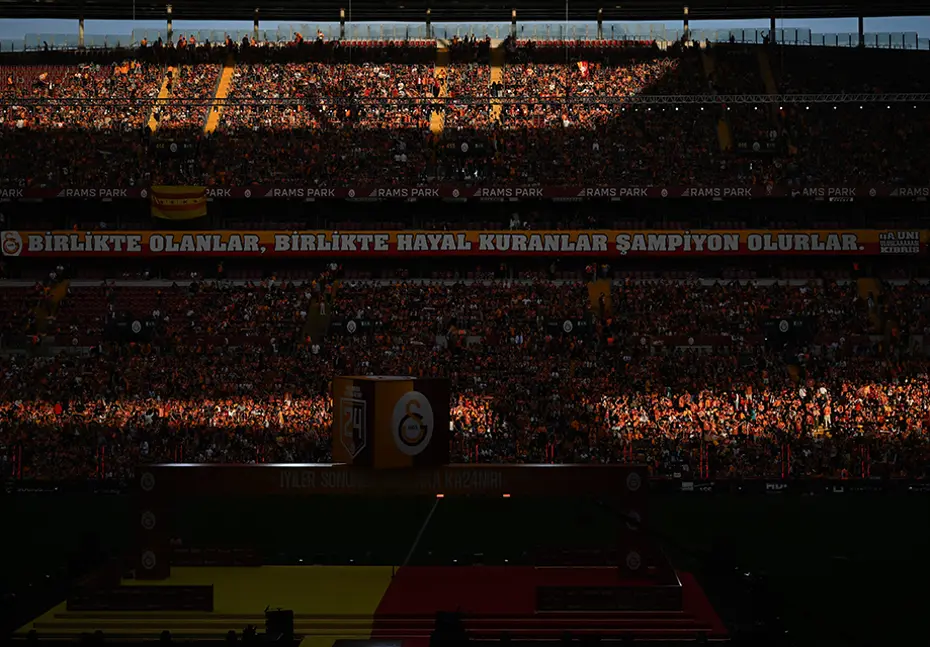 Görkemli kutlama: Şampiyon Galatasaray kupalarına kavuştu - 24 Görkemli kutlama: Şampiyon Galatasaray kupalarına kavuştu - 24