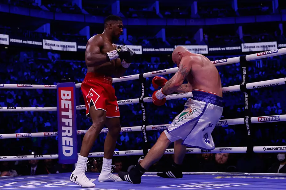 Anthony Joshua, Robert Helenius'u nakavt etti, 2.5 yıl sonra bir ilki başardı - 14
