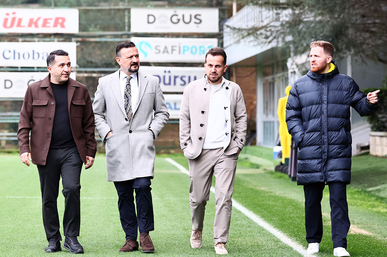 DEVİN ÖZEK'İN TRANSFER RAPORU İkinci konu ise ara transfer dönemindeki transfer stratejisi ve Devin Özek'in o dönem yönetime sunduğu rapor oldu. En-Nesyri ve Duran'ın gönderilmesi sonrası Sörloth, Lookman ve Nunez ile temasa geçen Fenerbahçe yönetimi, golcü transferinden vazgeçip tüm mesaisini N'Golo Kante transferine harcadı. Bu kararda Devin Özek'in yönetime sunduğu raporun etkili olduğu öne sürüldü.