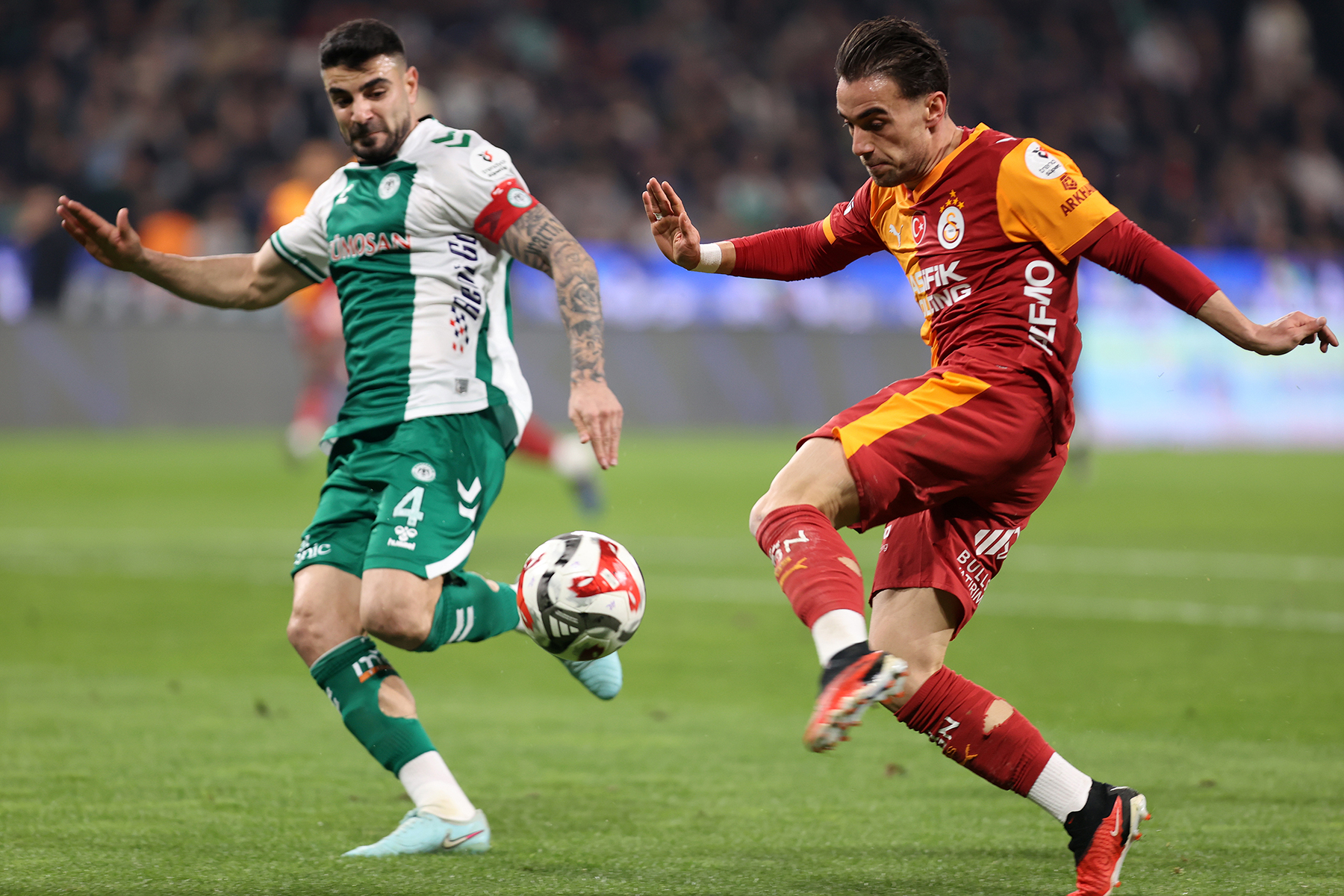 Maç Yemeğinde Fal Baktı: Adil Demirbağ Golünü Önceden Bildi, Aslan'a Sürpriz Yaptı!