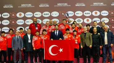 Bakan Bak'tan milli güreşçilere tebrik