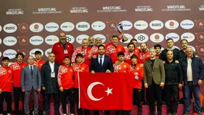 Bakan Bak'tan milli güreşçilere tebrik