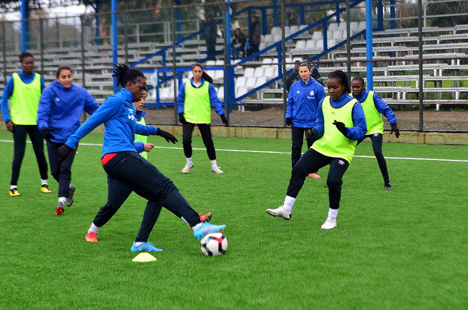 Kadın futbolcuların malzemelerini çaldılar!