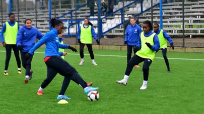 Kadın futbolcuların malzemelerini çaldılar!