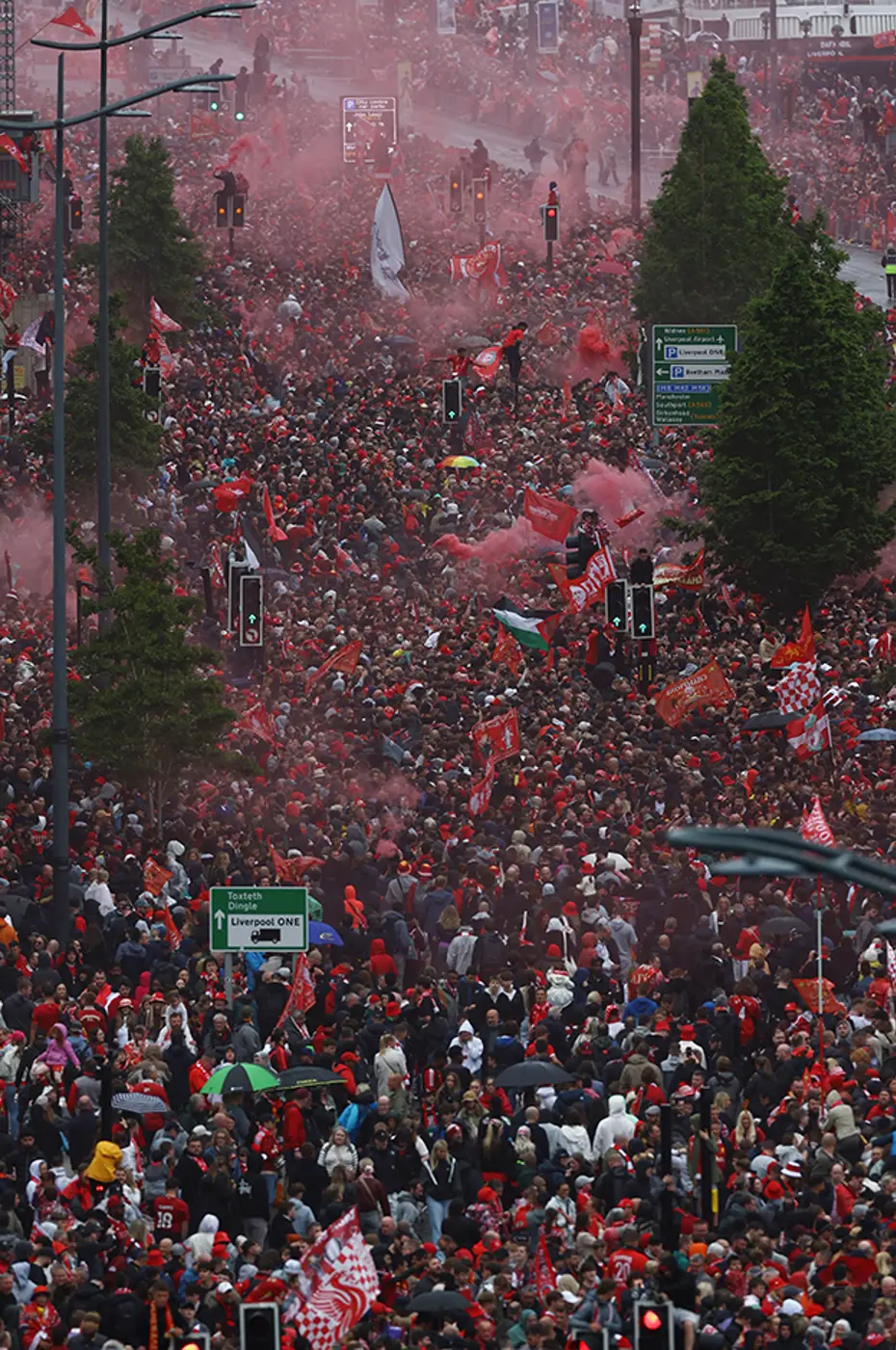 İngiltere'de çılgın kutlama: Şehir kırmızıya büründü - 10