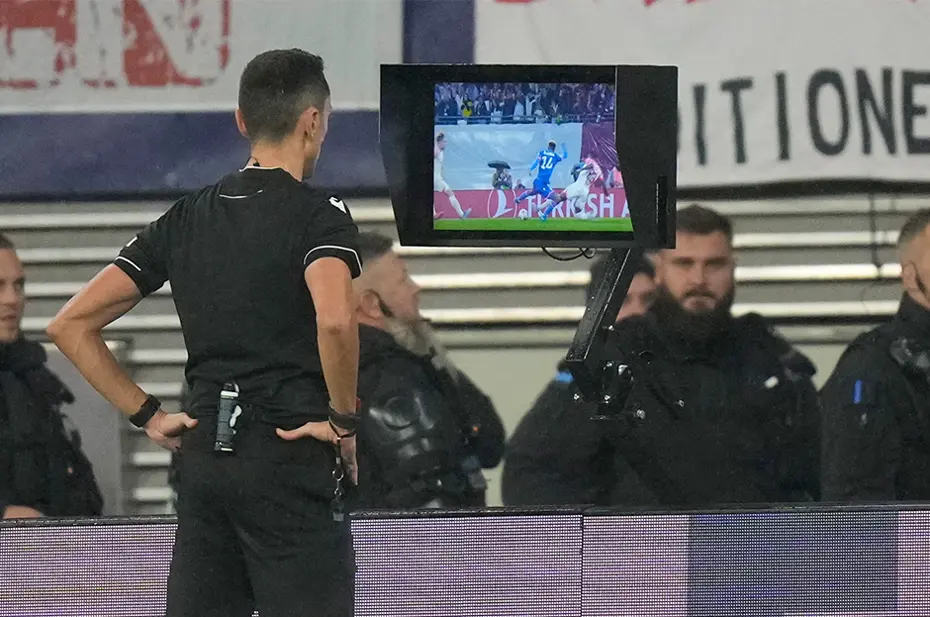 Penaltı için tartışma çıktı: Takım arkadaşları gole sevinmedi - 2